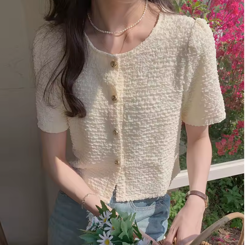 NAVARITA | Blusa corta de verano con textura y botones – Amaya