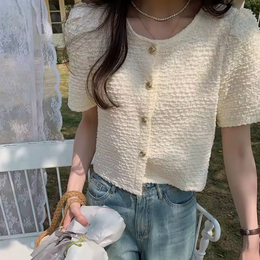 NAVARITA | Blusa corta de verano con textura y botones – Amaya