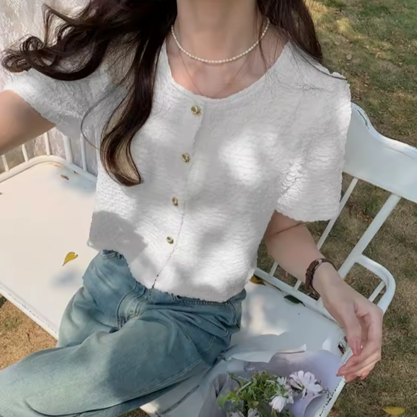 NAVARITA | Blusa corta de verano con textura y botones – Amaya