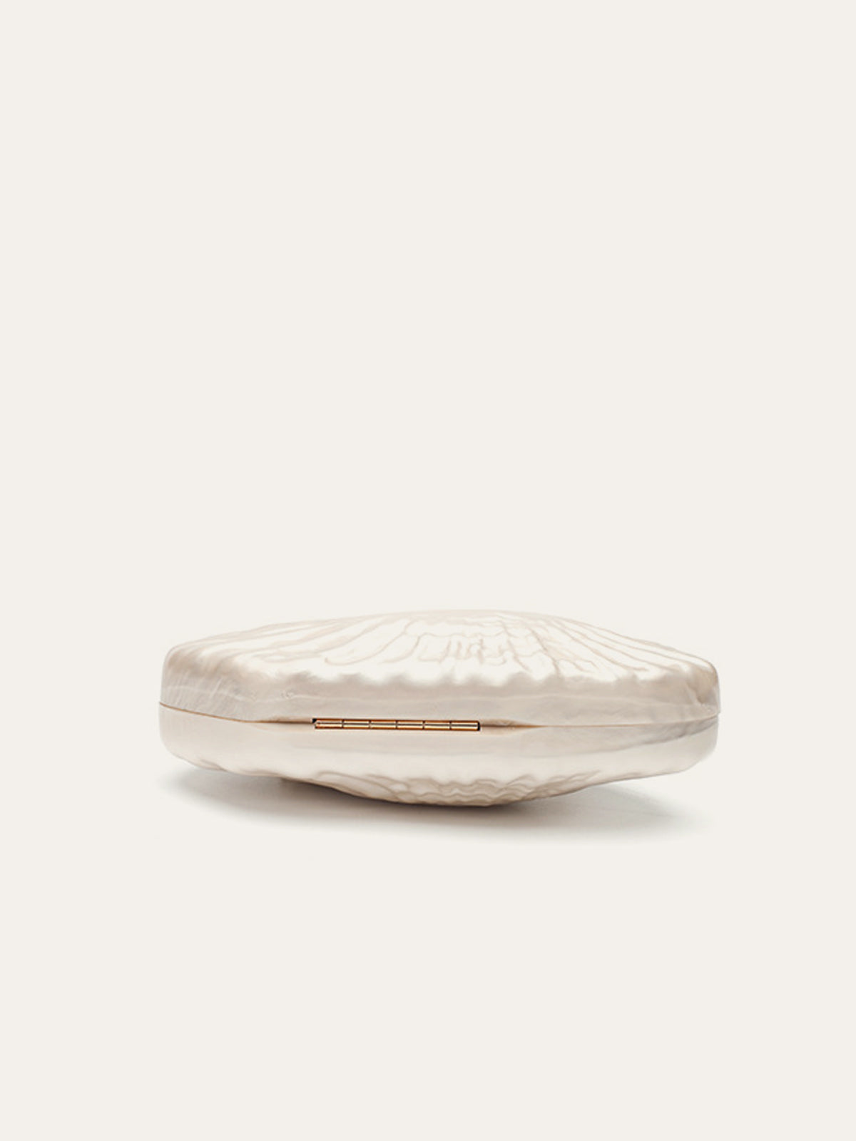 Clutch con Cadena Dorada y Detalles de Perla Elegante