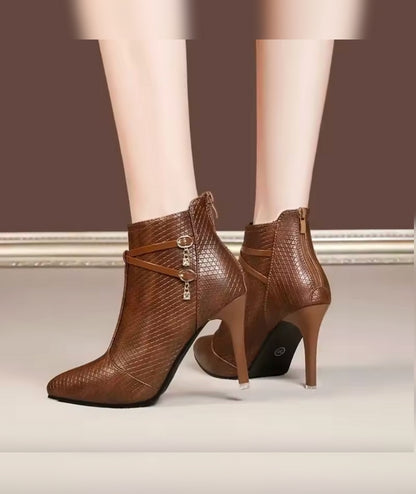 Botines cortos con tacón y detalle de hebilla – Arlette