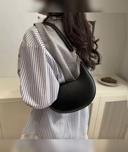 Bolso semicircular con correa – Liora