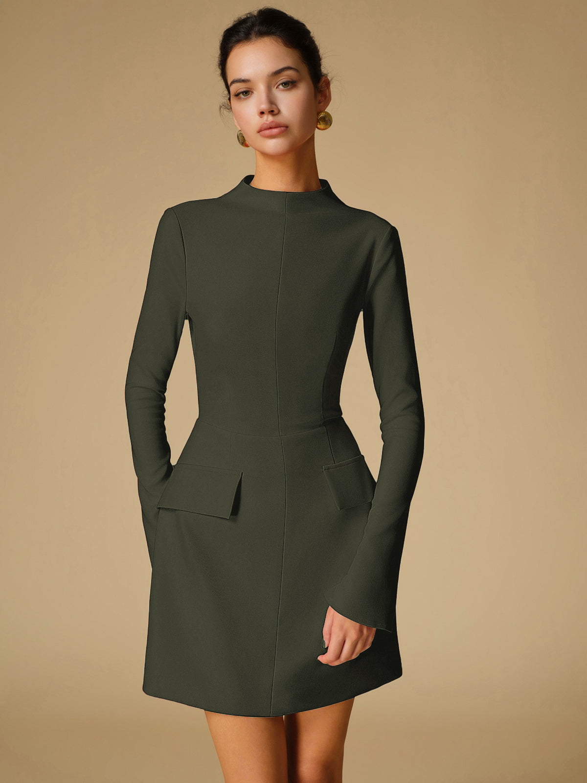 Vestido Minimalista de Cuello Semi Alto