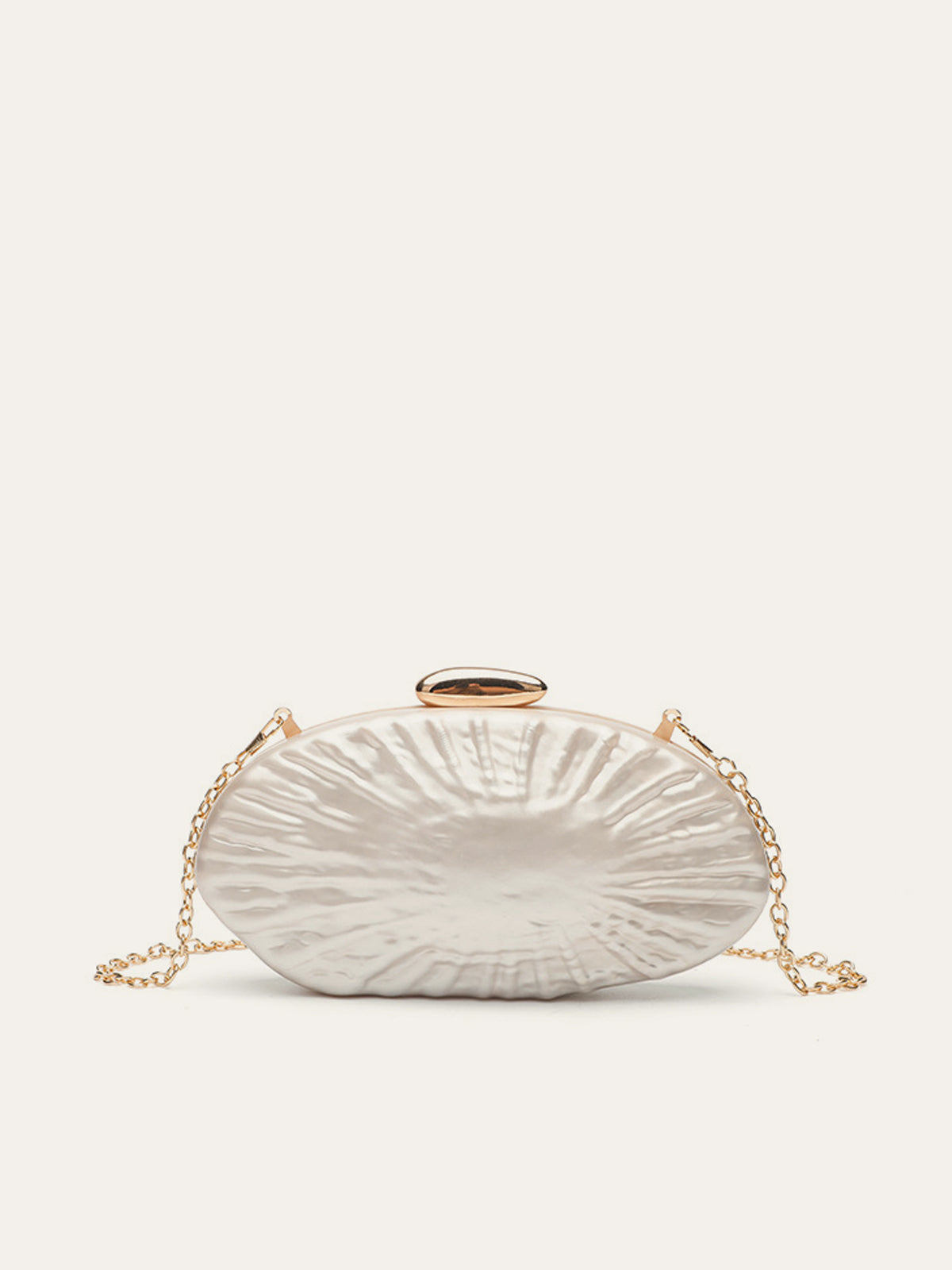Clutch con Cadena Dorada y Detalles de Perla Elegante