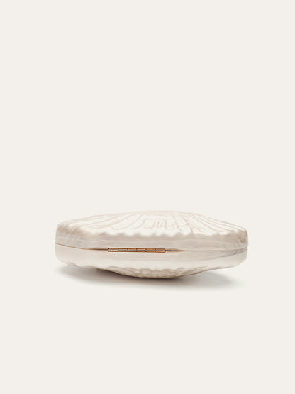 Clutch con Cadena Dorada y Detalles de Perla Elegante