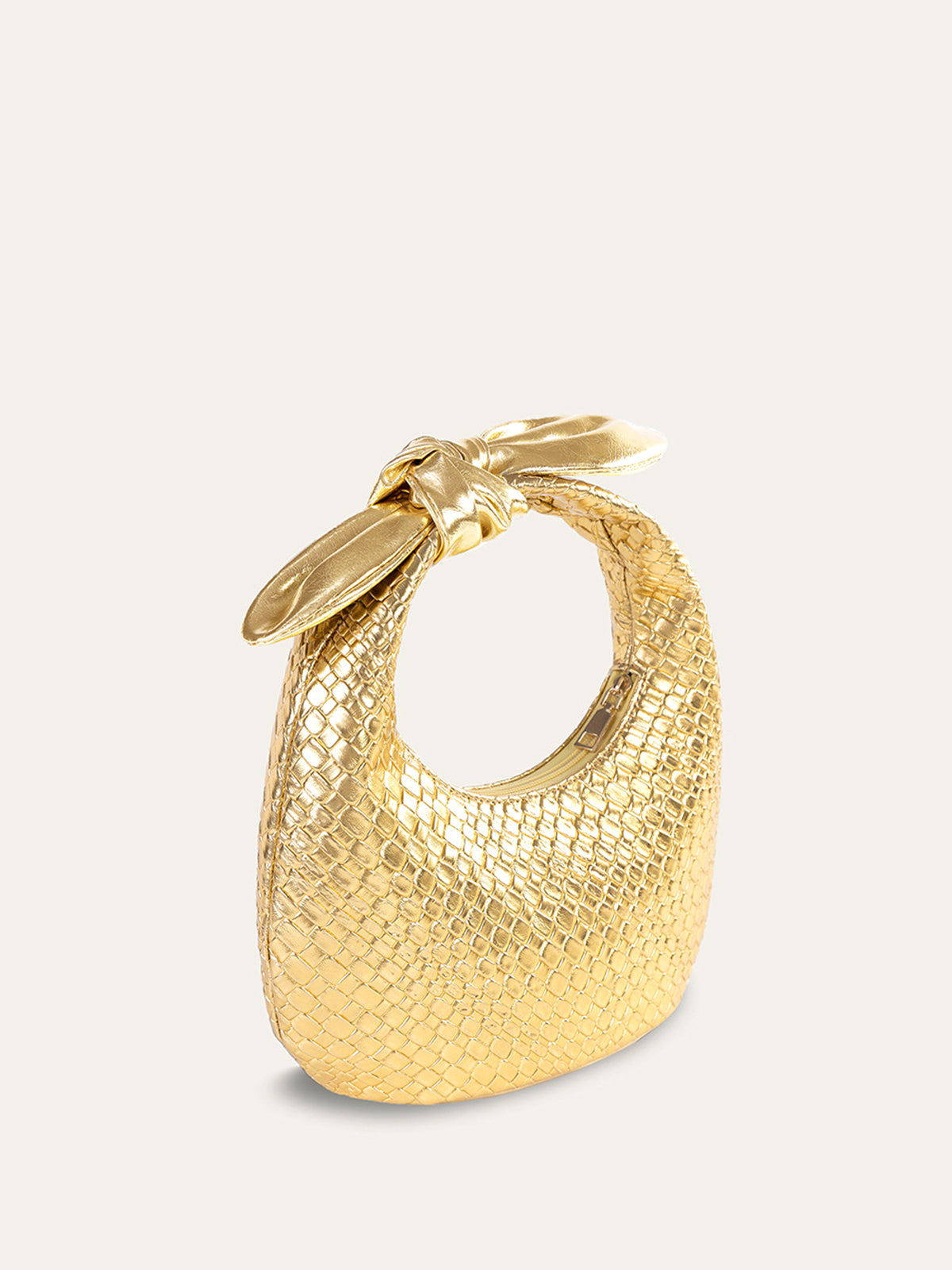 Bolso Tejido Dorado con Asa Anudada Elegante