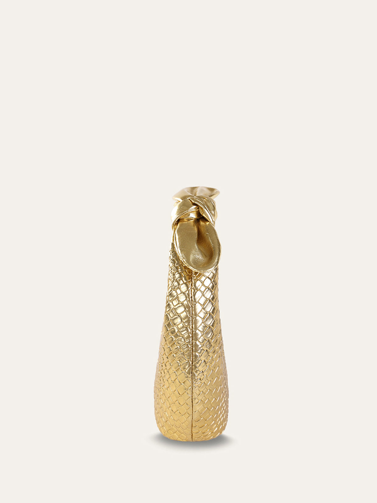 Bolso Tejido Dorado con Asa Anudada Elegante